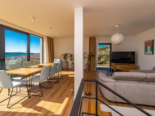 Holiday Home Haus für 9 Personen und 1 Kind in Kastel Luksic by Interhome