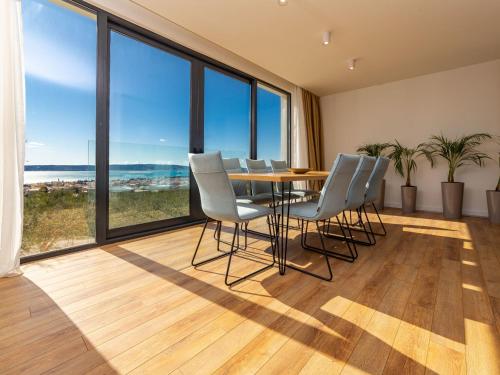 Holiday Home Haus für 9 Personen und 1 Kind in Kastel Luksic by Interhome