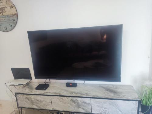 een grote flatscreen-tv die op een tafel staat bij נוף ים אילת in Eilat