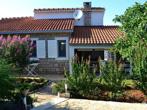 Apartment Rollstuhltauglich- Terrassen am Felsenstrand by Interhome