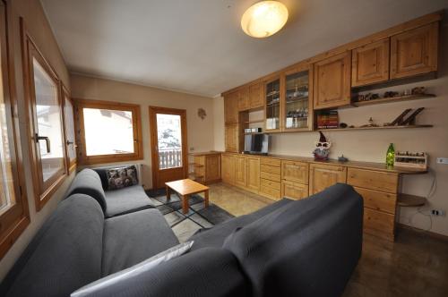 a living room with a couch and a kitchen at P&P Home in Valdidentro