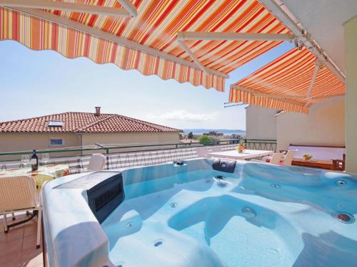 Apartment Apartment mit drei Schlafzimmern- Whirlpool und Meerblick by Interhome
