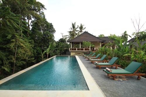 สระว่ายน้ำที่อยู่ใกล้ ๆ หรือใน Uma Capung Mas Cottage