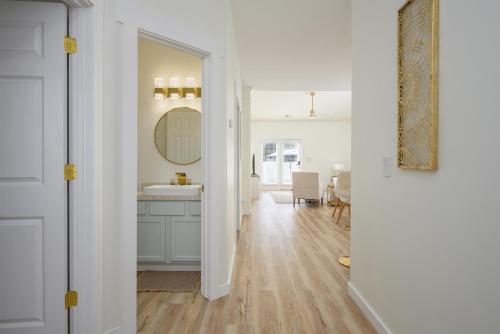 a white hallway with a sink and a mirror at Casa Del Café in Bluffton