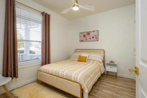a bedroom with a bed and a window at Casa Del Café in Bluffton