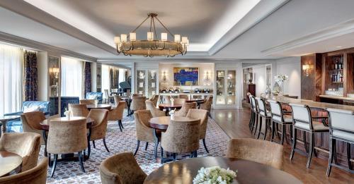 a restaurant with tables and chairs and a bar at The Palazzo at The Venetian Resort by Suiteness in Las Vegas