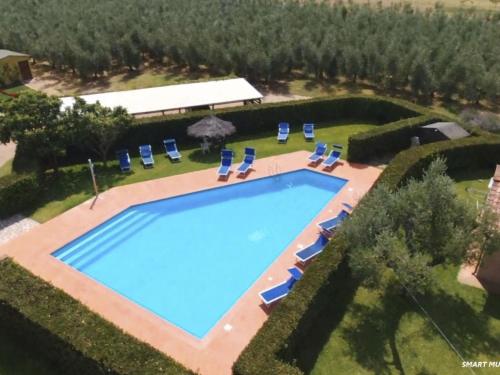 an overhead view of a swimming pool with lounge chairs at Apartment Wohnung Leccio by Interhome in Castagneto Carducci