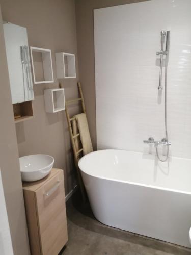 Le loft في أنتيب: حمام مع حوض استحمام أبيض ومغسلة
