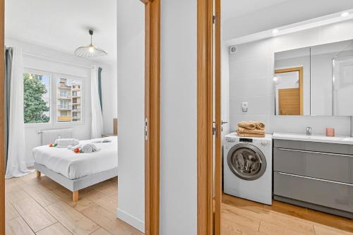 2 Bedrooms Antibes Center, Balcony - Happy Rentals