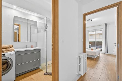 2 Bedrooms Antibes Center, Balcony - Happy Rentals