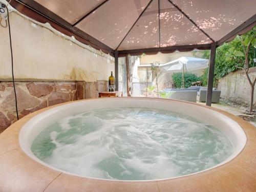 Apartment Zwei Schlafzimmer mit Garten und Whirlpool by Interhome