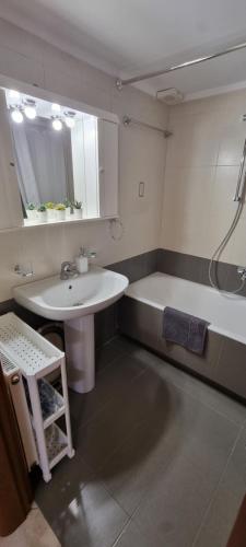 un bagno con lavandino e vasca da bagno di Dramas17 - PS5 a Pireo