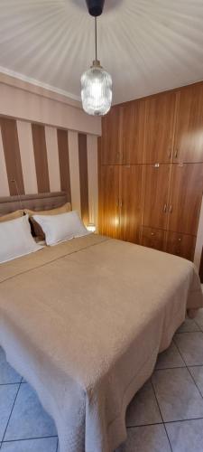 una camera da letto con un letto grande con un lampadario di Dramas17 - PS5 a Pireo