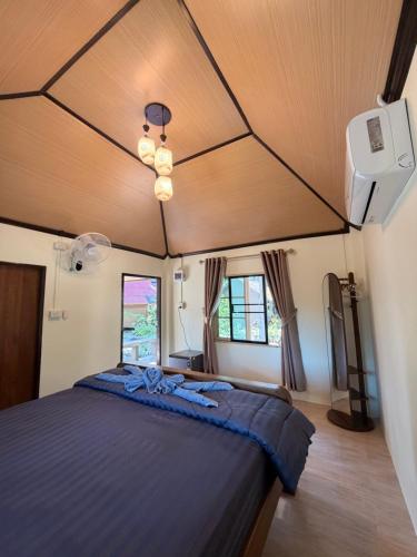 a bedroom with a large bed in a room at Relaxbar&bungalow in Ko Phayam