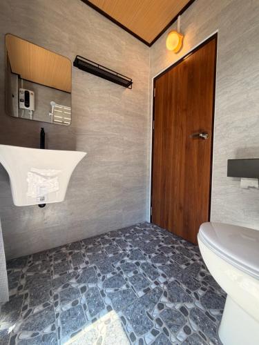 a bathroom with a sink and a toilet at Relaxbar&bungalow in Ko Phayam