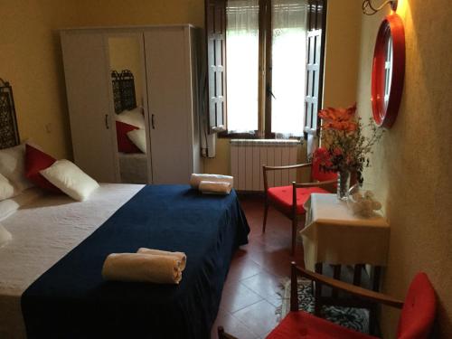 une chambre d'hôtel avec un lit, une table et des chaises dans l'établissement Casa Lola, à Pelegrina