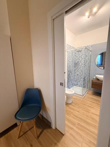 a room with a blue chair in a bathroom at Al vico1 in Campo Calabro