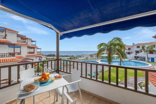 a balcony with a table and chairs and a view of the ocean at Lago Azul 59 SEA VIEW LOS CANCAJOS in Los Cancajos