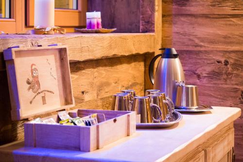 Příslušenství pro přípravu čaje a kávy v ubytování Hotel Lory