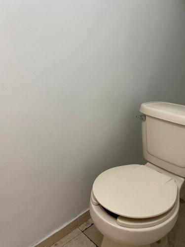 a bathroom with a white toilet in a room at Casa 3 super centrica ubicada al norte in Hermosillo