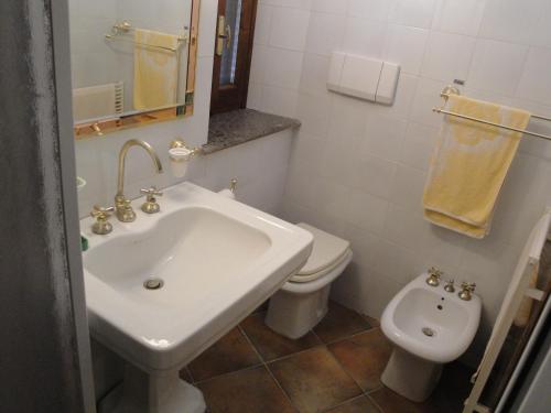 A bathroom at La Petie Maison di Apricus