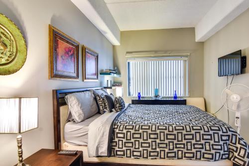 a bedroom with a bed and a window at Less Than 4 Mi to Sugar Mtn Resort Condo with Indoor Pool! in Sugar Mountain