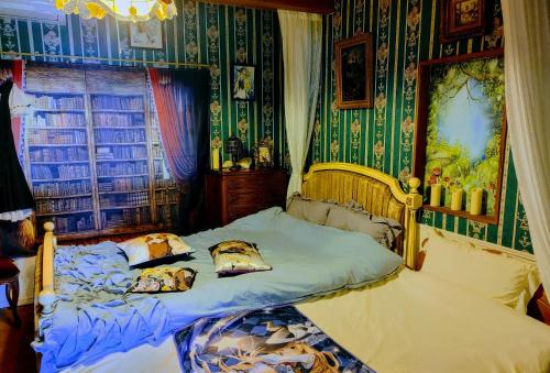 a bedroom with two beds and a window at Kirisame Magic Shop霧雨魔法店民泊伊勢市 in Ise