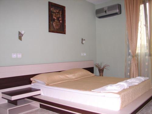 un letto in una stanza con di Hotel Amfibia a Primorsko