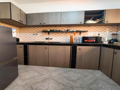 een keuken met bruine kasten en een aanrechtblad bij Maison Recla in Lomé