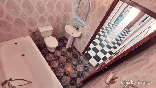 a bathroom with a tub and a toilet and a sink at Villas calme et sans vis-à-vis proche de la plage Tezdaine in Midoun