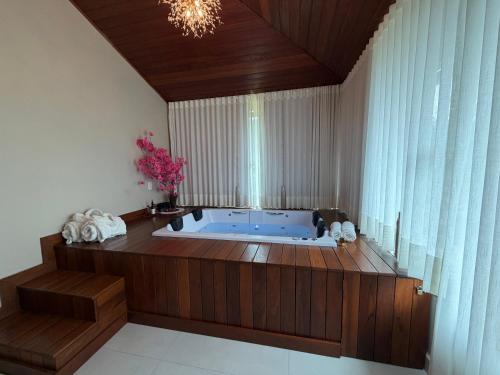 a bathroom with a jacuzzi tub in a room at Refúgio Premium nas Montanhas de Alfredo Chaves Refúgio nas Montanhas de Alfredo Chaves com Piscina Jacuzzi Aquecida externa Suite Master com Hidro e Área Gourmet in Alfredo Chaves