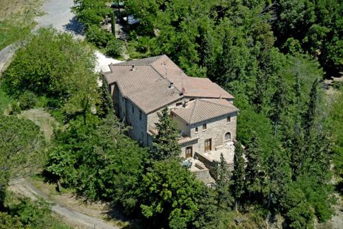 an aerial view of a large house in the trees at Agriturismo Alle Rose in Volterra