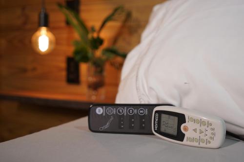 a remote control sitting on a table next to a bed at Recanto dos Licuris in Lençóis
