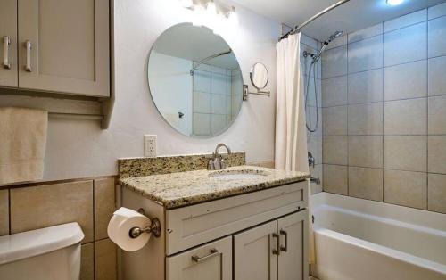 a bathroom with a sink and a tub and a mirror at 3 bdrm cottage in Predeal in Predeluţ