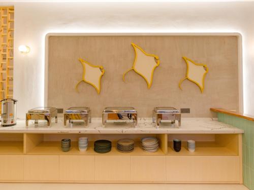 una cucina con un bancone con sopra dei piatti di Biosphere Beach a Dharavandhoo