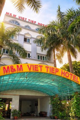 a hotel with a sign that reads msg m wet their hotel at M&M Việt Tiệp Hotel in Dĩ An
