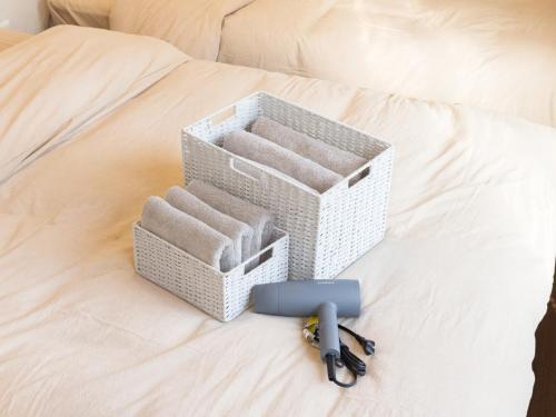 two white baskets sitting on top of a bed at 桜花上水 in Tokyo