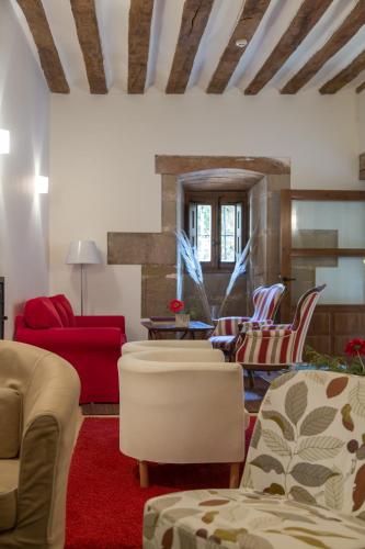 a living room with couches and chairs at La Capellanía in San Asensio