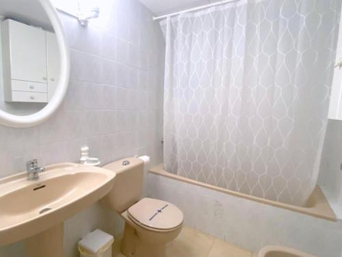 Bel appartement à Canyelles Petites avec terrasse, barbecue et parking pour 6 personnes