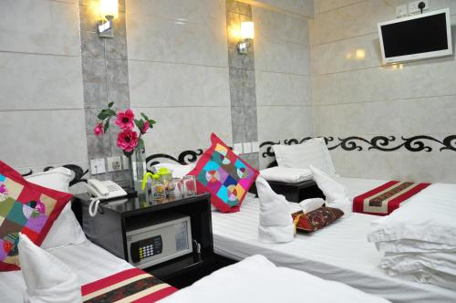 um quarto de hotel com duas camas e um telefone em Hong Kong Premium Guest House em Hong Kong