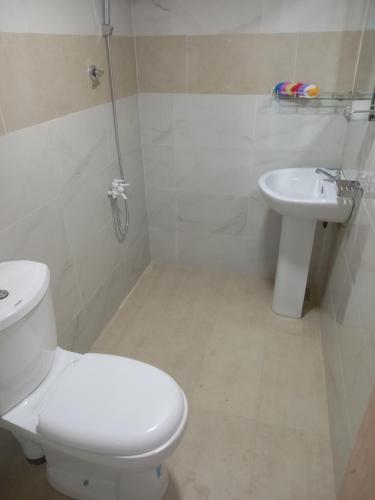 a bathroom with a toilet and a sink at Sahan tours in Padukka