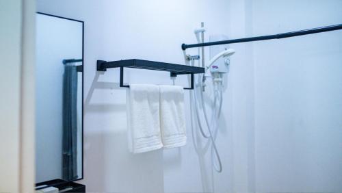 un bagno con portasciugamani e specchio di Critter Republic Dive Resort a Dauin