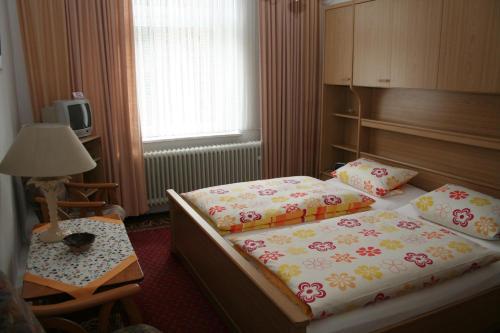 Un pat sau paturi într-o cameră la Hotel Fernblick