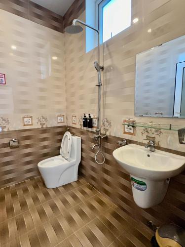 a bathroom with a toilet and a sink at Khách sạn Hoa Chuông, trung tâm Đà Lạt in Da Lat