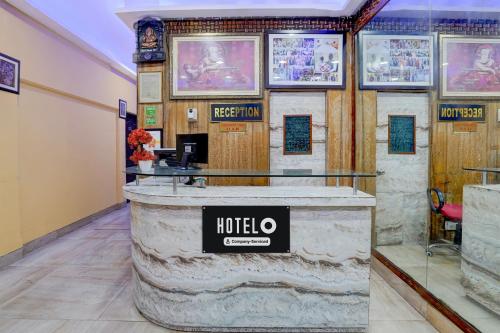 a hotel lobby with a hotel reception counter at Hotel O Charbagh Metro Station Formerly Siddhi Paradise in Lucknow