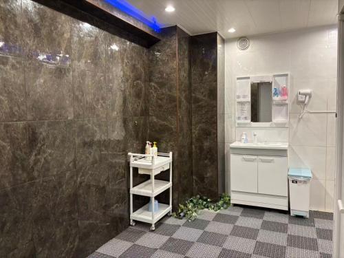 MIYAVI hotel