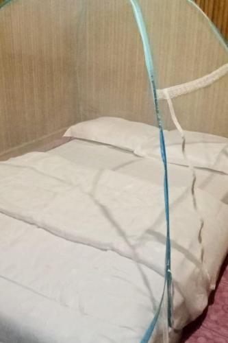 a bed with a wire around the top of it at Sawinsrom Homestay in Fam