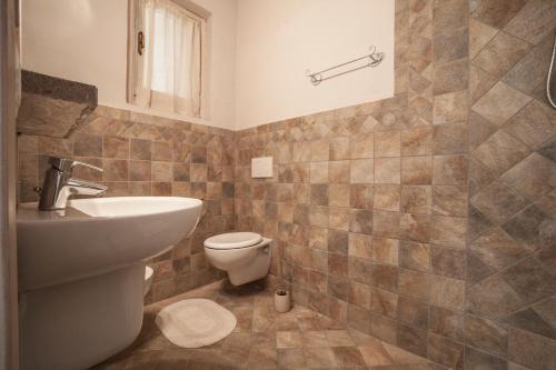 a bathroom with a toilet and a sink at Casa Al Fiume in Ponti Sul Mincio