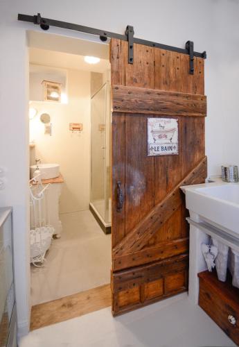 a bathroom with a wooden door with a sink at Schlafstube Bamberg in Bamberg