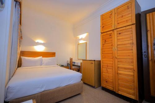 Llit o llits en una habitació de Cleopatra Hotel